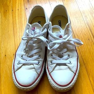 Converse low top sneaker